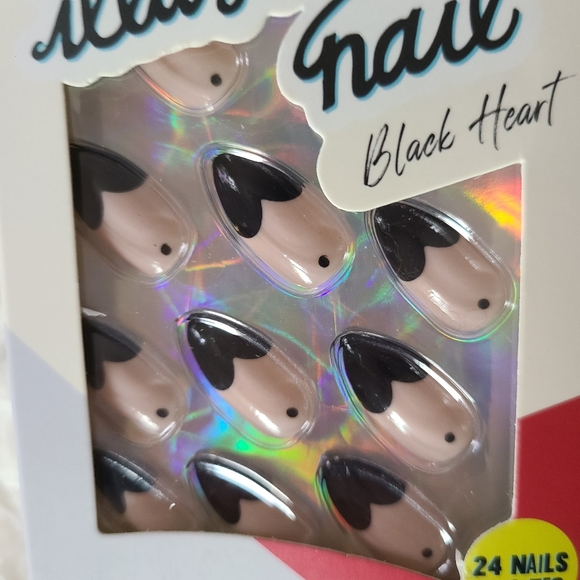 🆕️ the illustrated nail • black heart nails - Picture 2 of 4